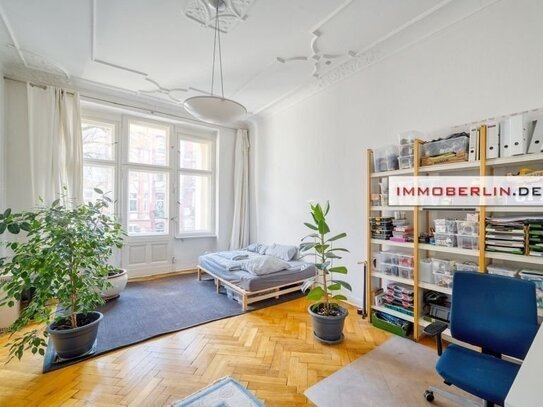 IMMOBERLIN.DE - Schöne Lage! Großzügige Stuck-Altbauwohnung mit ruhiger Loggia