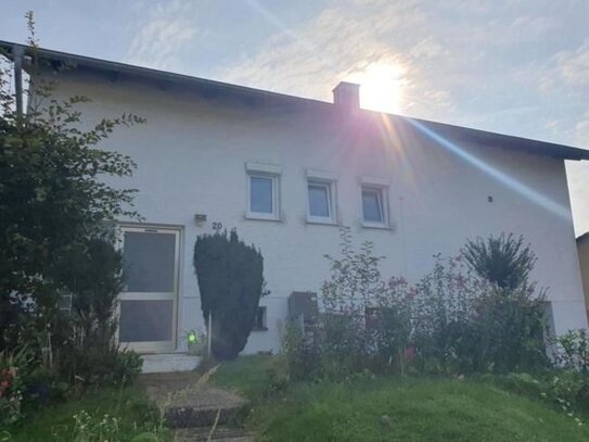 Viel Platz, hell, mit PV-Anlage: Freistehendes Familienhaus in Modernisierung, auf großem Grundstück