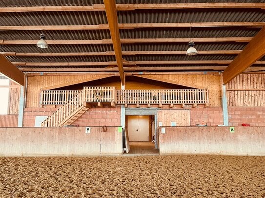 Kompaktes Hofgut/Traditioneller Vierseithof mit internationalen Trainingsmöglichkeiten für den Reitsport V12854