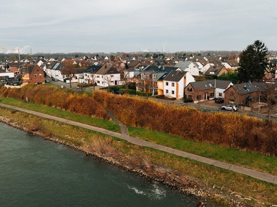 Sanieren oder bereit für einen Neubeginn? Reiheneckhaus in erster Rheinlage