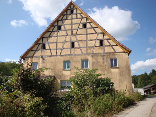 Geschichtsträchtiges großes Wohnhaus in sehr ruhiger Lage