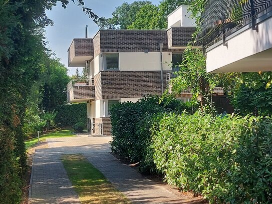 4 Zi.- EG-Wohnung in moderner Stadtvilla mit 112 m² Wfl. und ca. 400 m² Gartenanteil, 3 gr. Gewerbe-Kellerräume, Carport