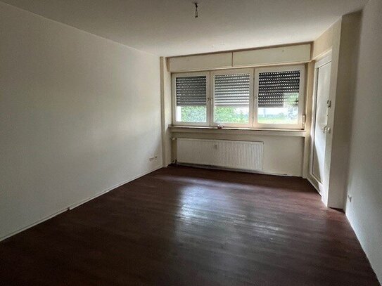 Frisch renovierte Erdgeschosswohnung mit 2 Zimmern zum 16.10. bezugsfertig!