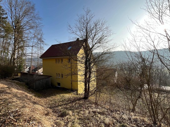 Zweifamilienhaus mit 2 Garagen + großem Grundstück in AUSSICHTSLAGE !