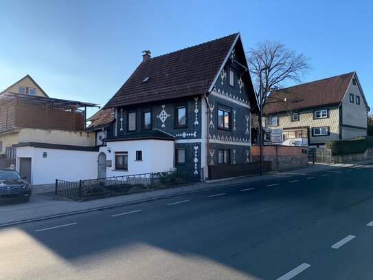 Wohnhaus mit Nebengebäude, Garage und Gartenhaus