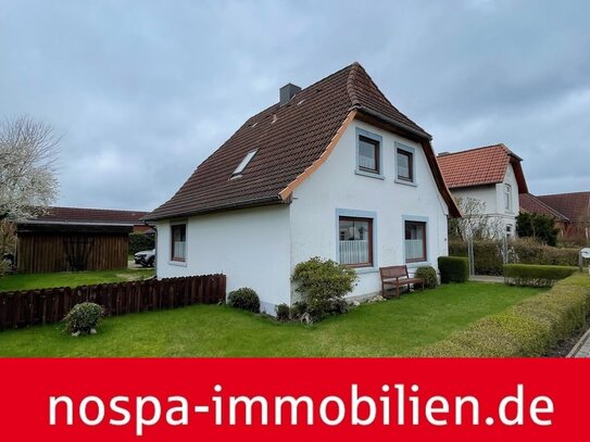 Einfamilienhaus mit Doppelcarport, Stellplatz und Garten