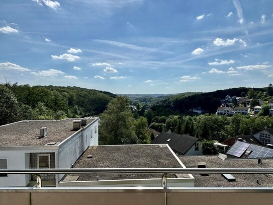 Sanierte Dachgeschoss-Wohnung mit Weitblick