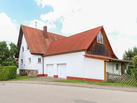 Gemütliches Wohnen mit großem Garten, Scheune und zwei Garagen - ein idyllischer Rückzugsort.