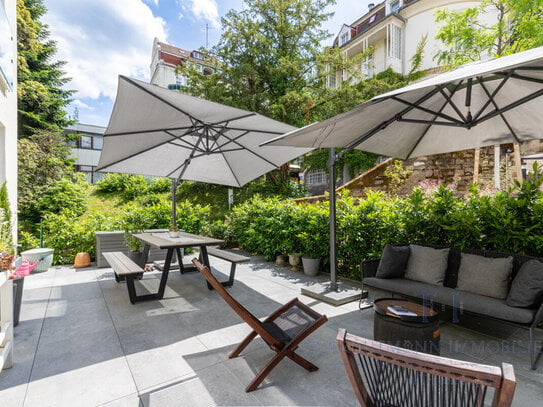 Modernes Wohnen nahe der Dengler Klinik: Neubau mit Terrasse im Grünen