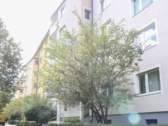 Großzügig geschnittene 3-Zi.-Whg. mit Balkon und sep. Gäste-WC in Bogenhausen, Aufzug vorhanden