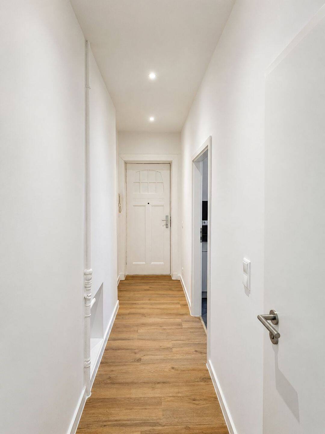 Erstbezug nach Sanierung: 1-Zimmer-Wohnung mit Einbauküche in Berlin-Sonnenallee - Photo 1