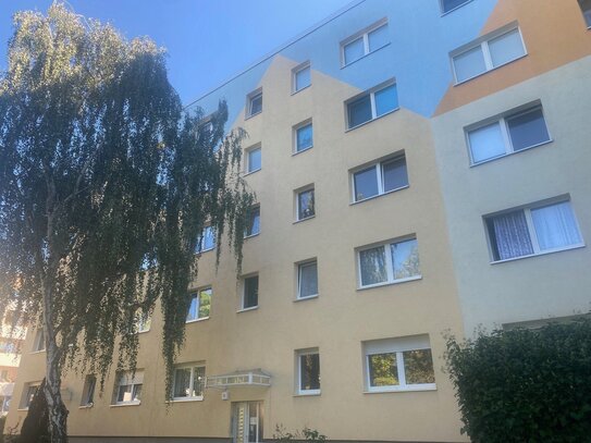 Komplett instand gesetzte Wohnung in Randlage von Halle-Neustadt, idyllisch im Grünen & Loggia als Wintergarten!