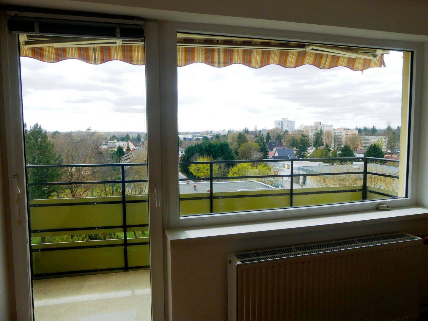 Schöne 2,5 Zimmerwohnung mit Sonnenbalkon und Weitblick - Photo 1