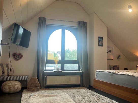 Licht durchflutete 3 1/2 Zimmer Maisonette Wohnung mit Balkon und Blick ins Grüne in Esslingen