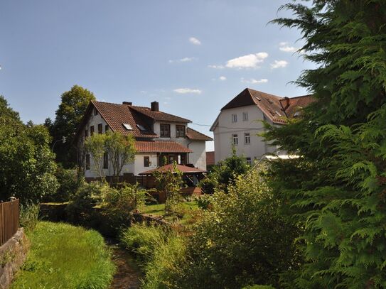 Ein- bis Zweifamilienhaus mit Scheune und großem Garten!