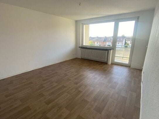 NETTE NACHMIETER GESUCHT ! Großzügig im 2.OG mit Balkon und Tageslichtbad