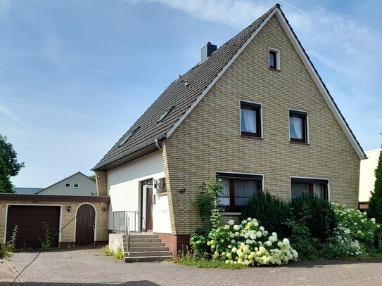 Schönes Einfamilienhaus mit Garage und Nebengebäude in Brake