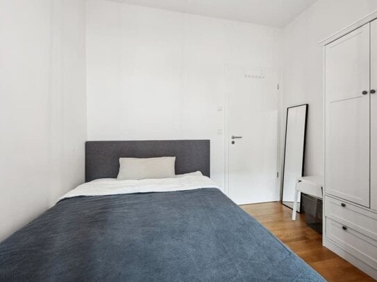 Helles Privatzimmer in einer Coliving-Wohnung