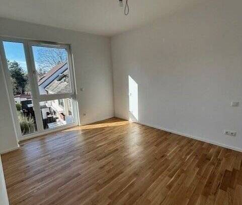 FAST GANZ OBEN - SONNE DEN GANZEN TAG! Drei-seitig belichtete 2-Zimmer-Wohnung mit Tageslichtbad und großem Balkon!