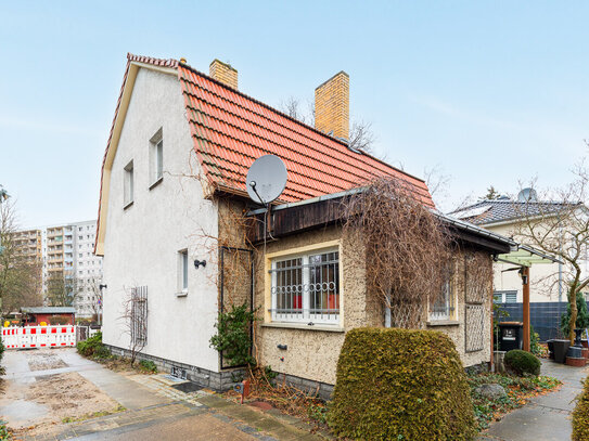 Ein-/Zweifamilienhaus in Berlin-Marzahn - Mit Teilkeller, Einbauküche, Garage, Klimaanlage u.v.m.