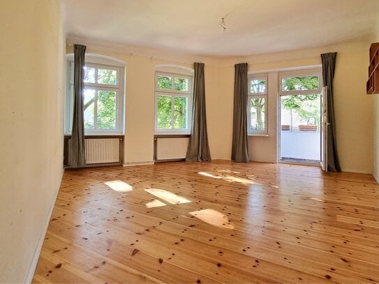 Freie 2-Zimmer-Altbau-Wohnung mit Dielen, EBK, großer Wohnküche und Balkon in Tempelhof!