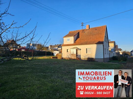 Freistehendes Einfamilienhaus mit großem Garten, Baugrundstück und Garage in guter Lage in Ottweiler