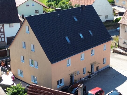 Vier-Zimmer-Wohnung im Dachgeschoss, Gartenanteil und Kfz-Stellplatz in Aurachtal-Münchaurach