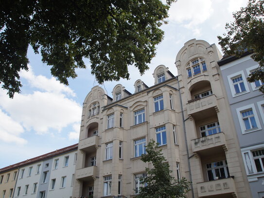 Schicke 2-Zimmerwohnung mit zwei Balkonen + Stuck in liebevollem Altbau!