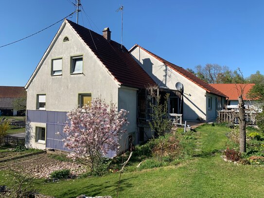 Bauernhaus mit Scheune und großem Grundstück, renovierungsbedürftig