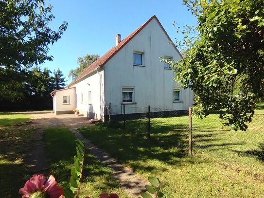 ländliches Einfamilienhaus mit Nebengebäuden in ruhiger Lage zu verkaufen!