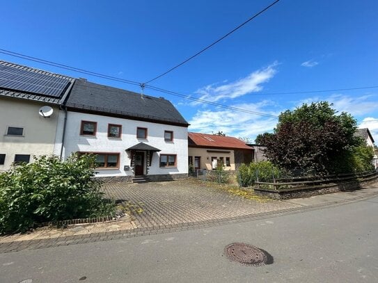 Modernes Landleben, im ehemaligen Bauernhaus, mit Charme und großen Nebengebäuden