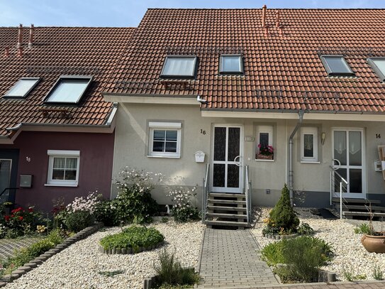 Modernes Reihenmittelhaus mit Carport in ruhiger Sackgassenlage