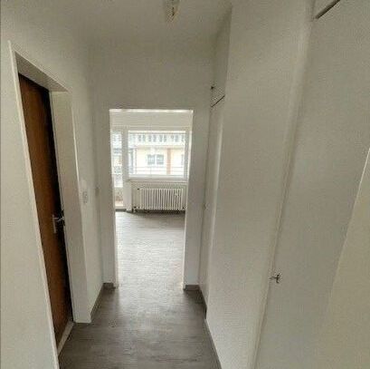 Im Herzen der Stadt liegt diese 2,5 Zimmer Wohnung mit Balkon