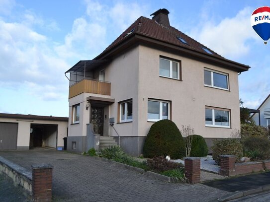 "Zukunftsorientiertes Investment in Hiddenhausen: Dreifamilienhaus mit Garten, 2 Garagen und attraktivem Preisnachlassp…