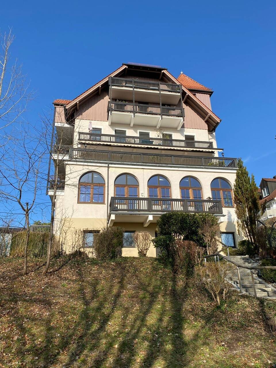                                                               Gem&uuml;tliche 2-Zi-Wohnung in einem historischen Anwesen, komplett m&ouml;bliert oder u&hellip;                                                       in Feldafing (Starnberg)