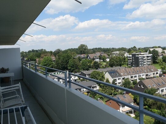 3-ZIMMER-WOHNUNG MIT GROßEM BALKON UND AUSBLICK ÜBERS TAL SOWIE EIGENEM STELLPLATZ