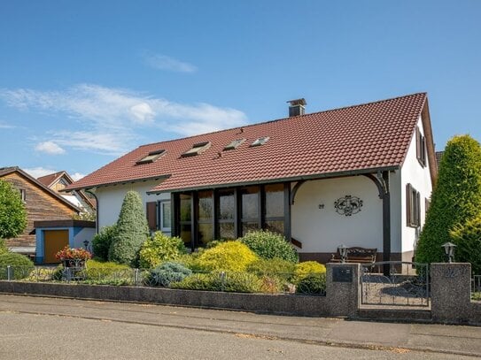 Ein- bis Zweifamilienhaus in attraktiver Lage mit tollem Garten