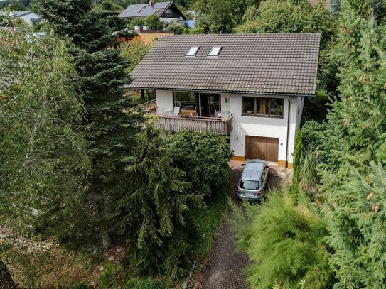 Großzügiges Familienidyll mit Garten, Terrassen und viel Potenzial in begehrter Lage an der Schweiz.