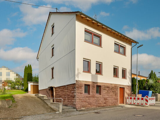 Charmantes Zweifamilienhaus mit großem Garten und Potential zur Modernisierung in Birkenfeld-OT