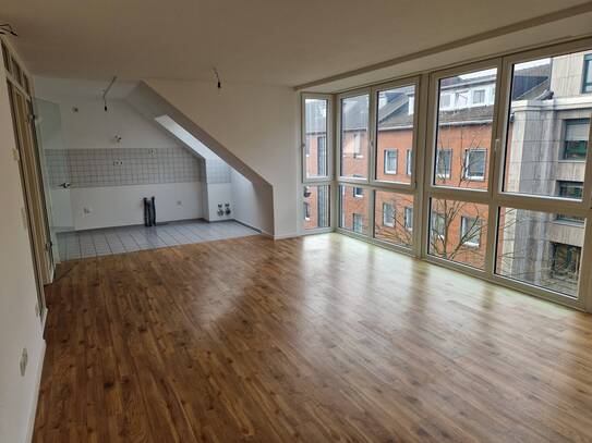 **helle und schöne 4 Zimmer Maisonette Wohnung mit Dachterrasse in Duisburg Neudorf-Nord**