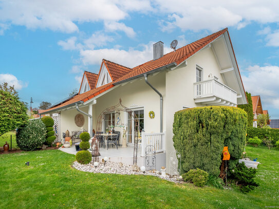 Zauberhafte - sehr gepflegte Doppelhaushälfte mit schönen Garten in Tann, ab sofort bezugsfertig