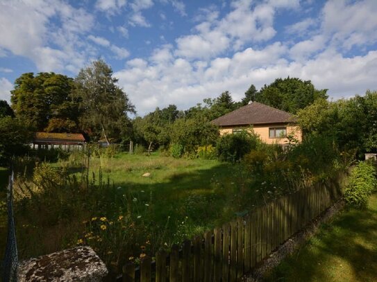 Unterkellerter Bungalow u. Nebengelass auf großem Grundstück mit Sanierungsbedarf