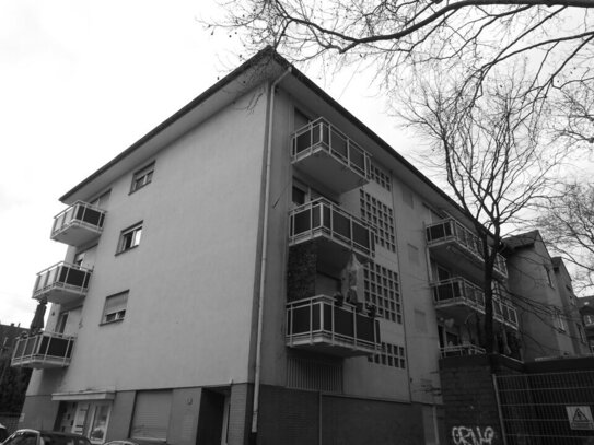 Exklusives Wohnvergnügen: Modernisierte Wohnung mit Balkonen und Stellplatz in begehrter Lage!