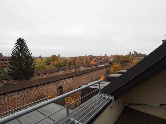 PHANTASTISCHER AUSBLICK 2,5 Zimmer Dachgeschoss Maisonette-Wohnung mit Südloggia direkt am Rande der Nürnberger Altstadt