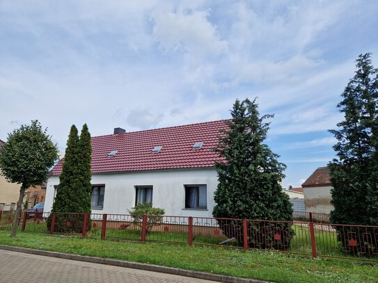 Einfamilienhaus mit Garage und Garten-/Baugrundstück