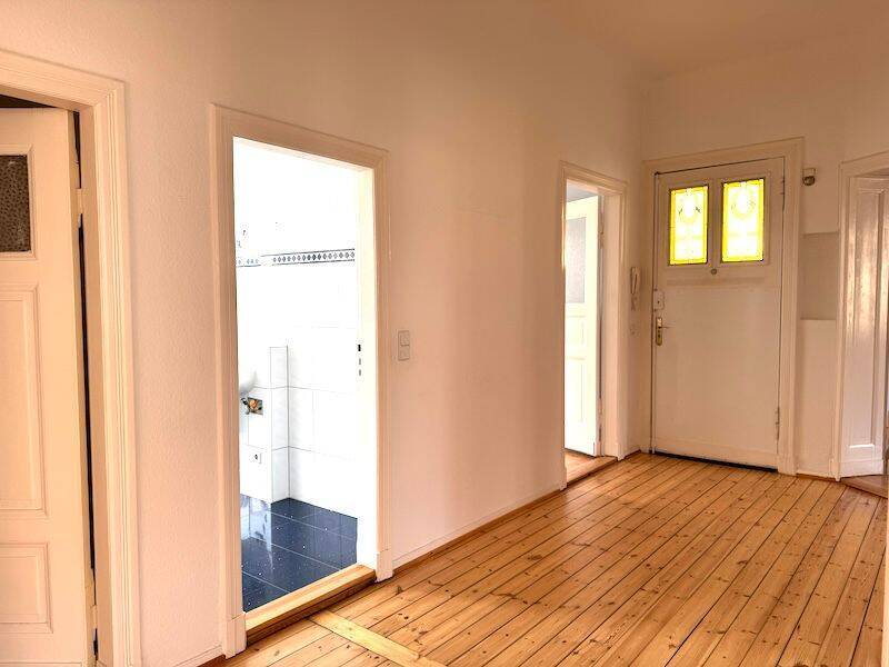 wunderschöne modernisierte 4 Zimmer Altbau Wohnung im 4 Familienhaus - Photo 1