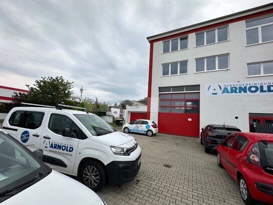 Gut sichtbar im Gewerbegebiet Köln-Lövenich: 1 Gewerbehalle, 2 Etagen klimatisierte Büros, 1 Garage!