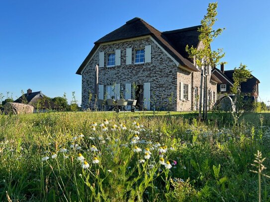 *Bezugsfertig* Hochwertiges Reetdachhaus in absoluter Naturlage von Lohme (Rügen)