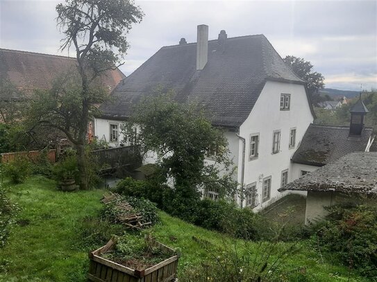 *Liebhaber gesucht* Ehemaliges, charmantes Pfarrhaus mit idyllischem Garten