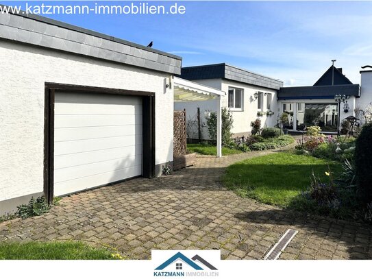 Winkelbungalow mit Garage und idyllischem Garten im Herzen von Lechenich zu verkaufen - 10 Fußminuten bis zum Markt!